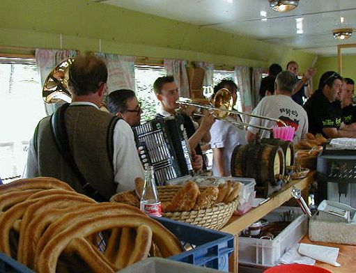 Tolle Stimmung im Barwagen!